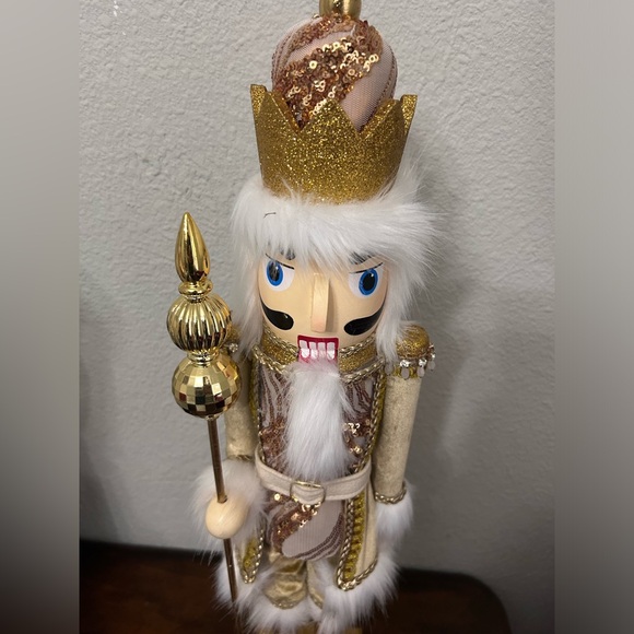 NWT 24” Neiman Marcus Golden Christmas Nutcracker - Picture 3 of 4